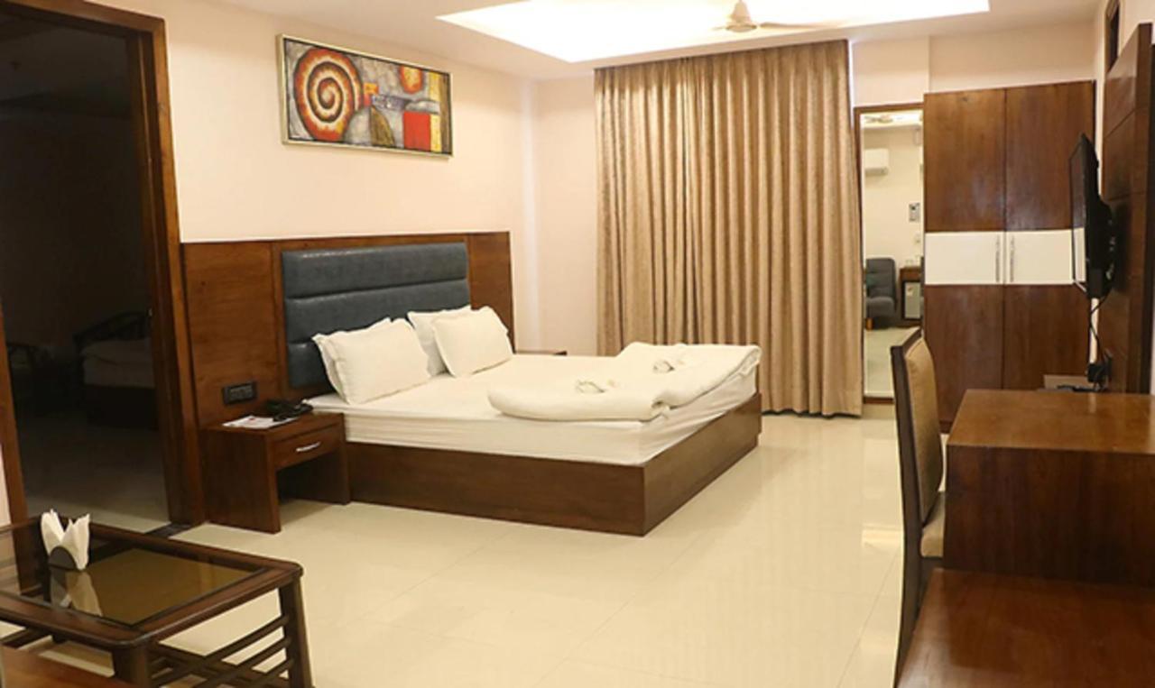 Fabhotel Mid Town Grand Панчкула Экстерьер фото
