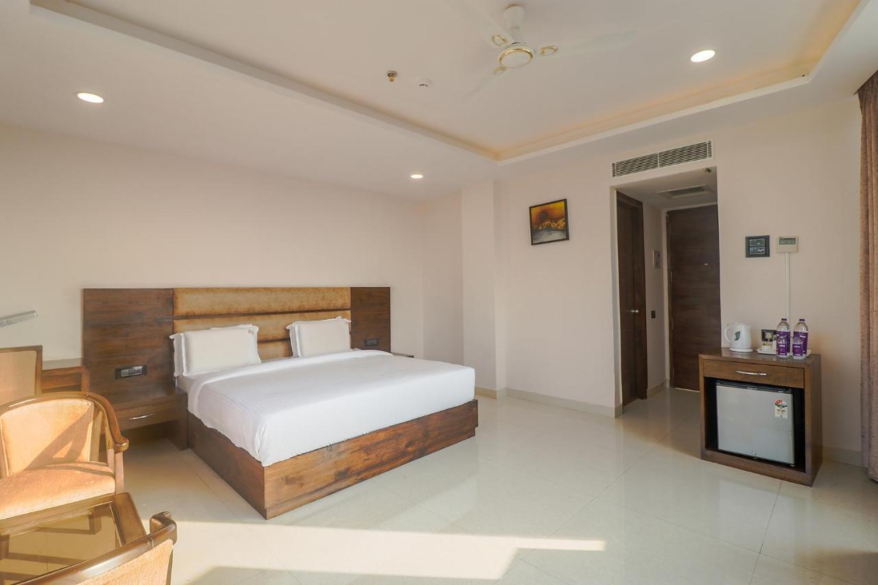 Fabhotel Mid Town Grand Панчкула Экстерьер фото