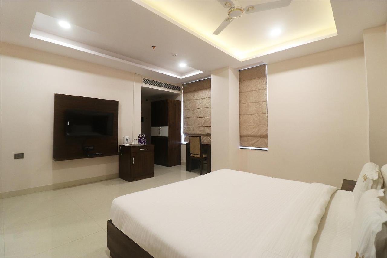 Fabhotel Mid Town Grand Панчкула Экстерьер фото