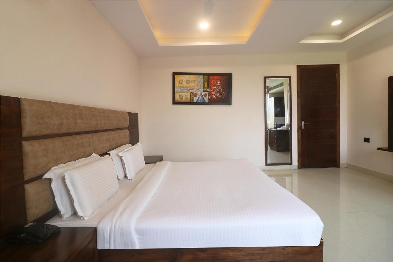 Fabhotel Mid Town Grand Панчкула Экстерьер фото