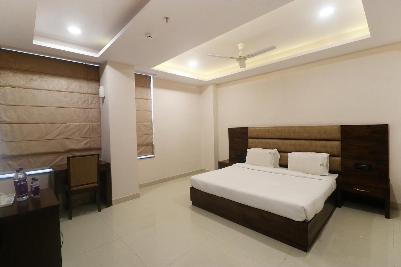 Fabhotel Mid Town Grand Панчкула Экстерьер фото