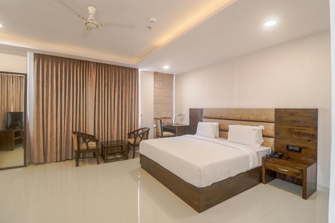 Fabhotel Mid Town Grand Панчкула Экстерьер фото